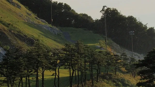 거제뷰CC 아웃 코스 (OUT) 코스 전경 18 Par72 총거리 6,400m (18홀) 그린피 예약 안내