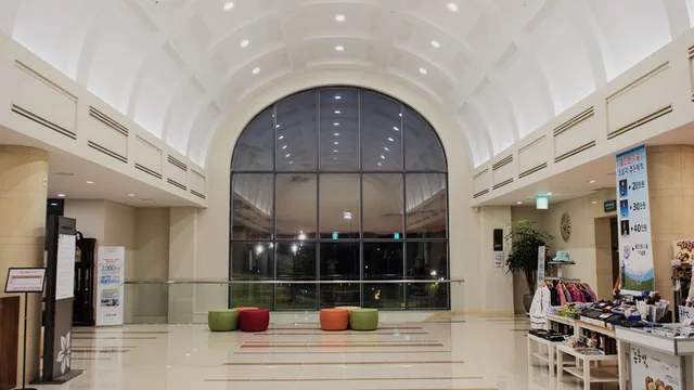 거제뷰CC 클럽하우스 시설 안내 레스토랑(한식·양식 레스토랑 (거제 해산물 활용 메뉴)) 연습장(드라이빙 레인지 + 퍼팅 연습장) 프로샵 락커룸