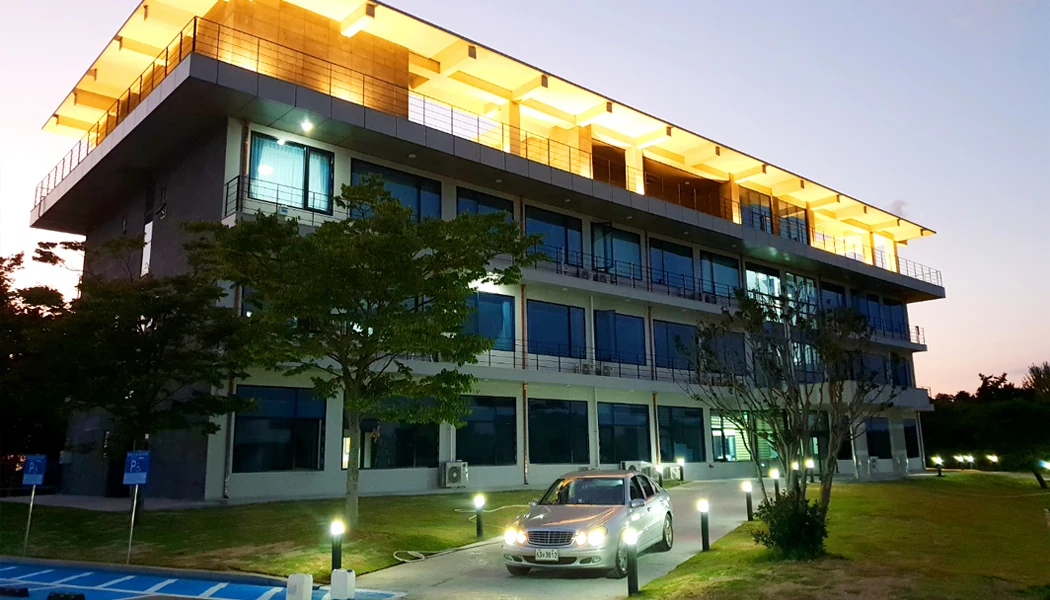 고창CC 골프텔 외관 3층 건물 야경 1박2일 패키지 숙박 예약