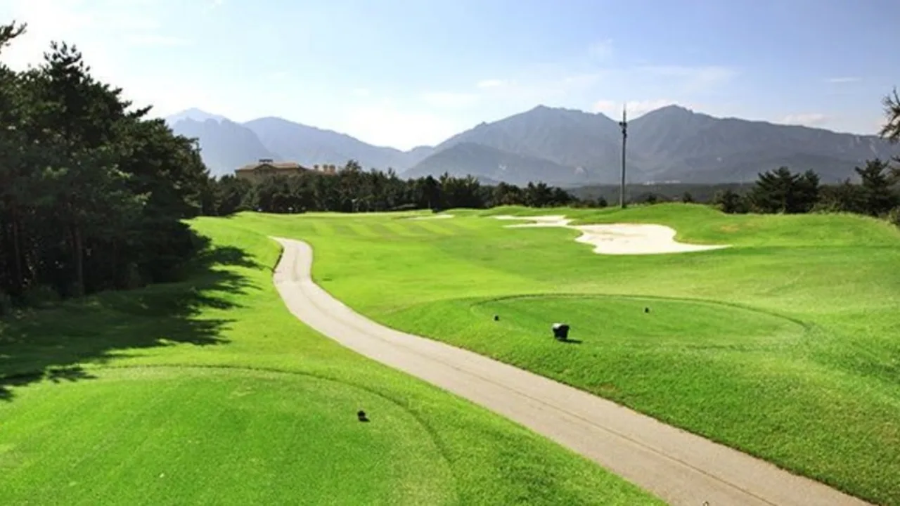 설악프라자CC 선라이즈 코스 코스 전경 18 Par72 총거리 6,456m 그린피 예약 안내